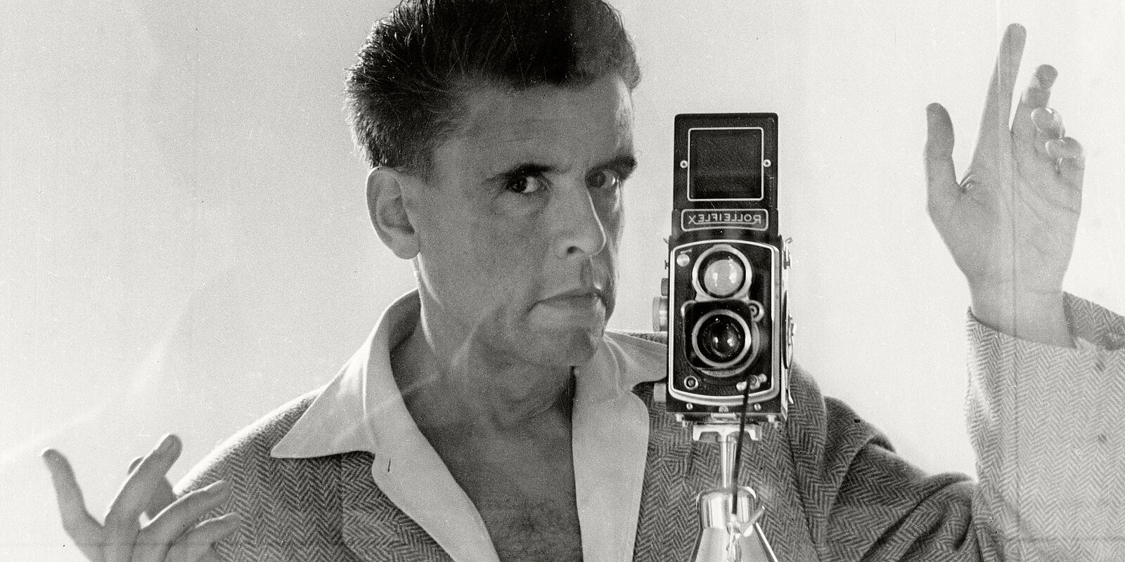 Herbert List, Self-portrait in a Mirror, Rome, Italy, 1955. © Herbert List Estate, Hamburg, Deutschland (Ausschnitt) Herbert List, Self-portrait in a Mirror, Rome, Italy, 1955. © Herbert List Estate, Hamburg, Deutschland (Ausschnitt)