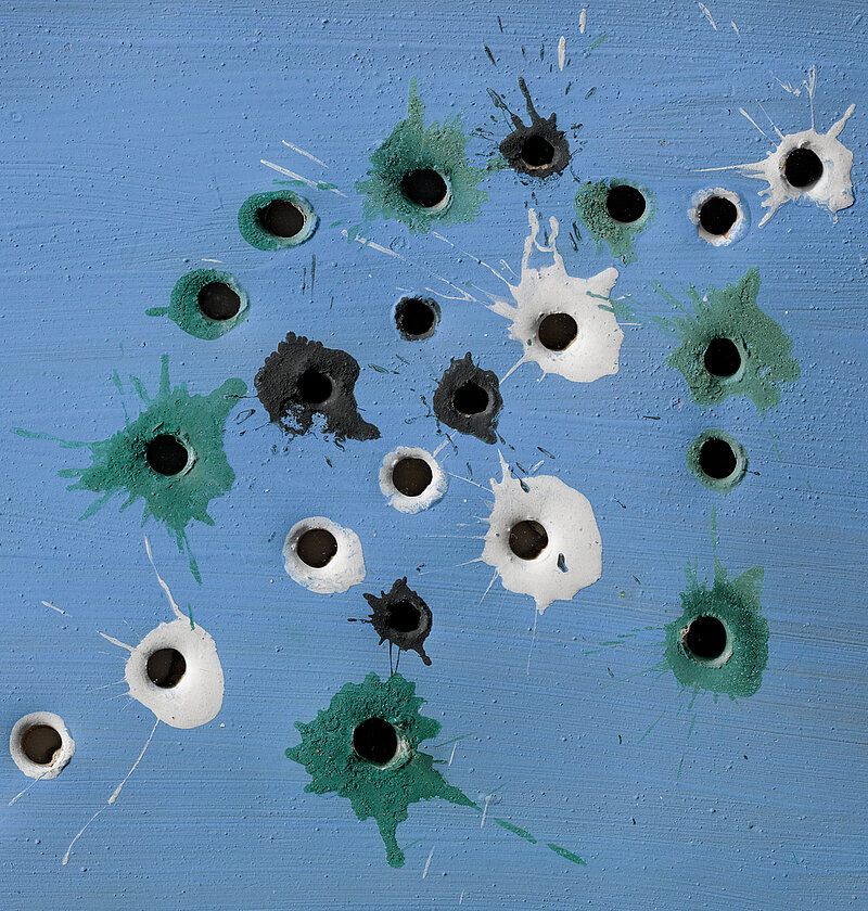 Lucio Fontana, Concetto Spaziale, 1951, bemalte Terrakotta Lucio Fontana, Concetto Spaziale, 1951, bemalte Terrakotta