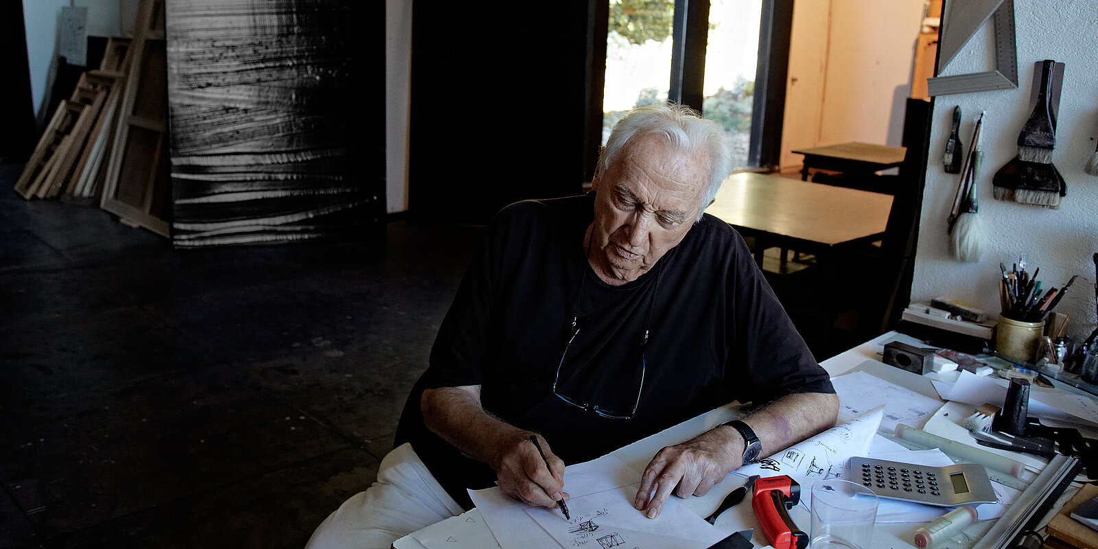 Pierre Soulages in seinem Studio, Paris 2015. Foto: Vincent Cunillère