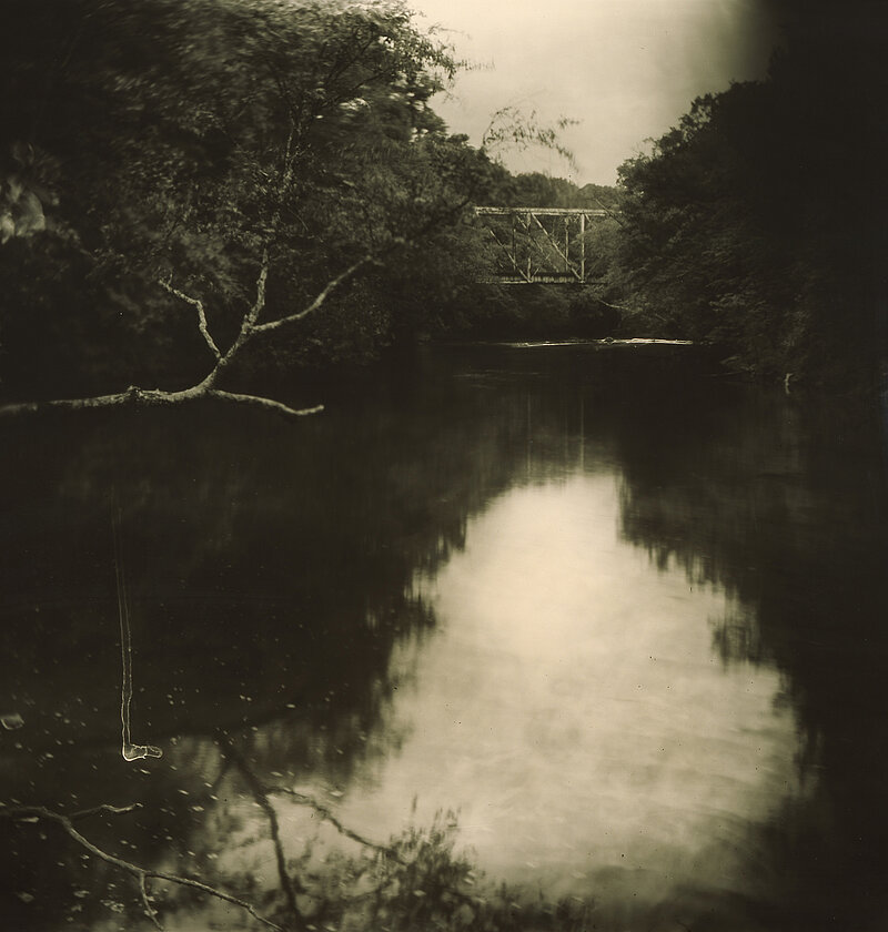 Sally Mann, Deep South #23, 1998, vergrößerter Silbergelatineabzug, getönt mit Tee Sally Mann, Deep South #23, 1998, vergrößerter Silbergelatineabzug, getönt mit Tee