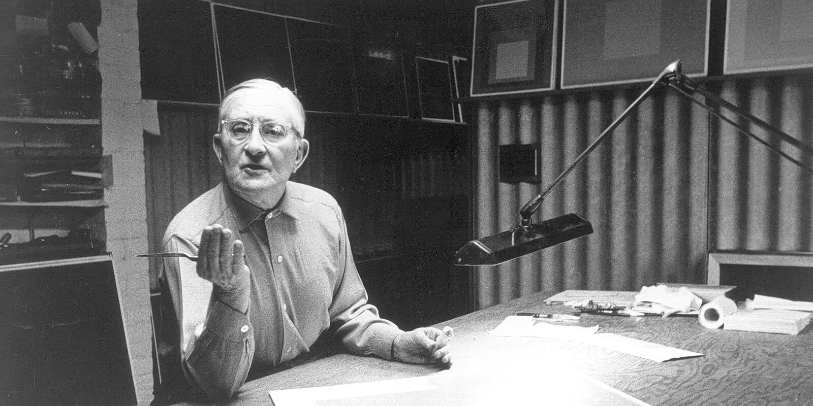 Josef Albers in seinem Studio, New Haven 1967. Foto: John T. Hill Josef Albers in seinem Studio, New Haven 1967. Foto: John T. Hill
