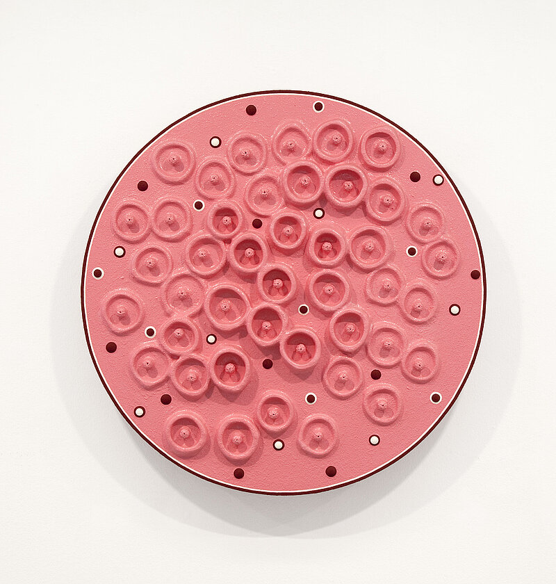 Formation of Pink, 2004, Acryl Emaille, Vinyl, Glasperlen, Silikon, Holz, Tiefe: 12,7 cm, Ø 91,4 cm (Detail) Formation of Pink, 2004, Acryl Emaille, Vinyl, Glasperlen, Silikon, Holz, Tiefe: 12,7 cm, Ø 91,4 cm (Detail)